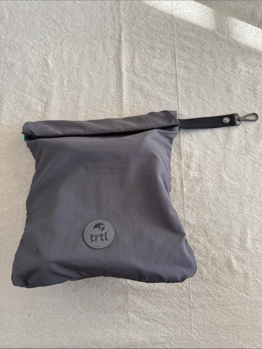 TRTL Travel Pillow Neck Support Pillow Black w/ Carry Bag Like New - Picture 7 of 11